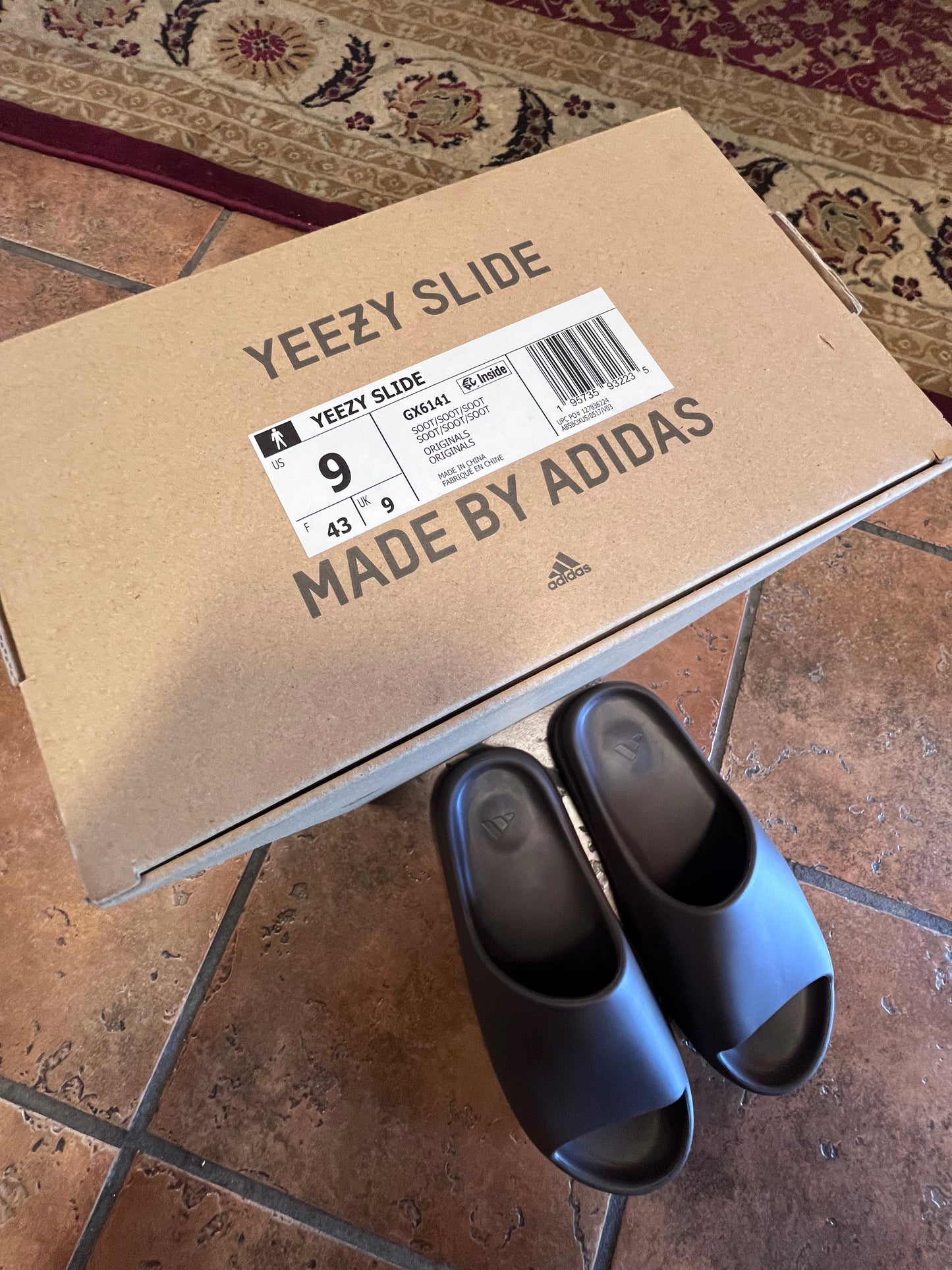 Yeezy Slide “Soot” – Size 9 (Men’s)